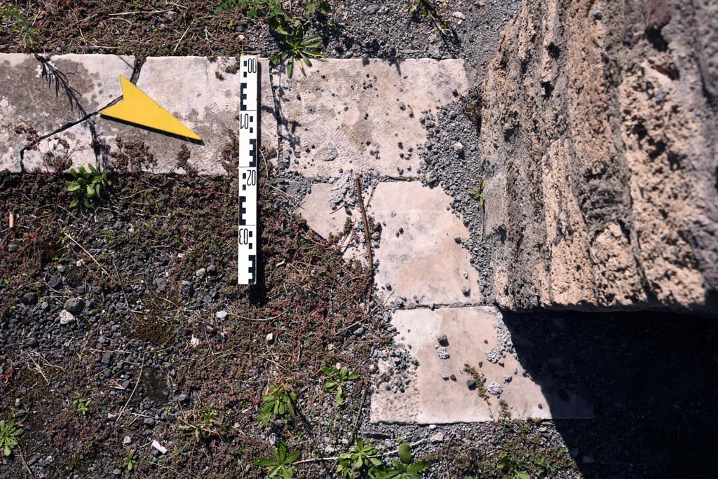 I.4.25/1.4.5 Pompeii. October 2019. Tablinum 14, threshold of doorway on north side of east end.
Foto Tobias Busen, ERC Grant 681269 D�COR.
