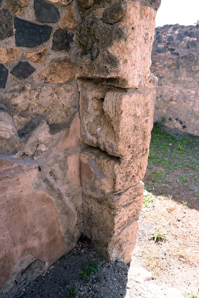 I.4.25/1.4.5 Pompeii. October 2019. Room 16, south-west corner and doorway to Atrium 6.
Foto Tobias Busen, ERC Grant 681269 D�COR.
