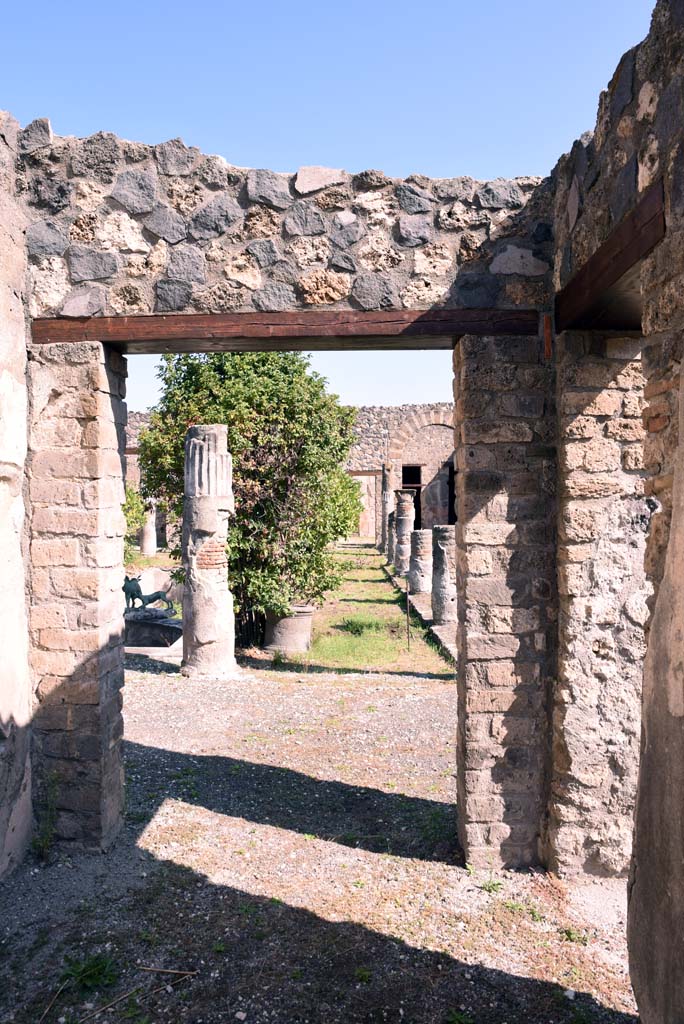 I.4.25/1.4.5 Pompeii. October 2019. 
Corridor 15, east end, with doorway to Middle Peristyle 17, and to Tablinum 14, on right.
Foto Tobias Busen, ERC Grant 681269 D�COR.
