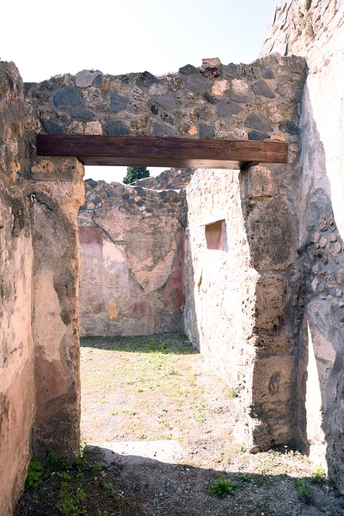 I.4.25/1.4.5 Pompeii. October 2019. Corridor 15, west end, with doorway into North Ala 13.
Foto Tobias Busen, ERC Grant 681269 D�COR.
