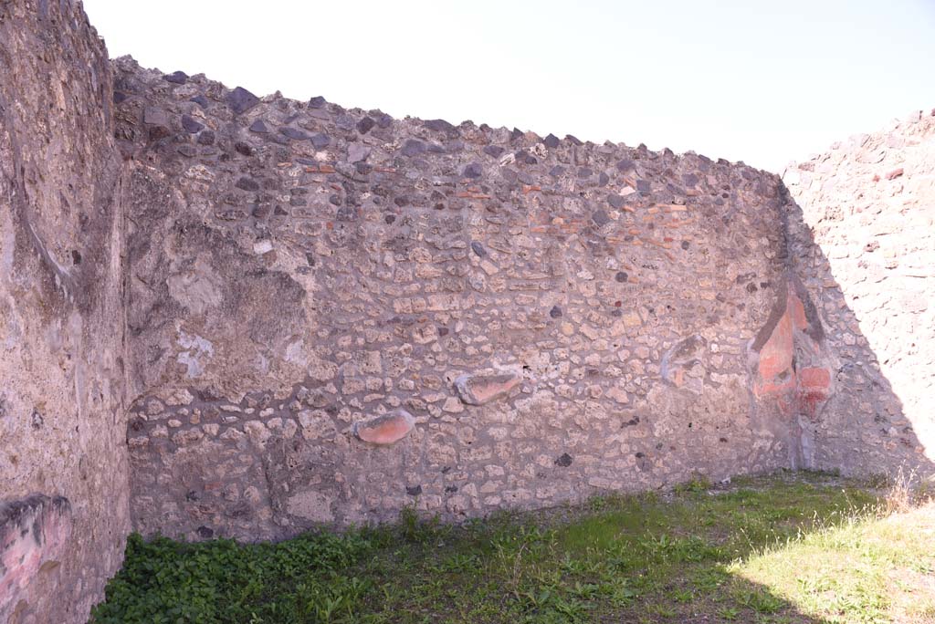 I.4.5 Pompeii. October 2019. Exedra 18, looking towards west wall from near south wall.
Foto Tobias Busen, ERC Grant 681269 D�COR.

