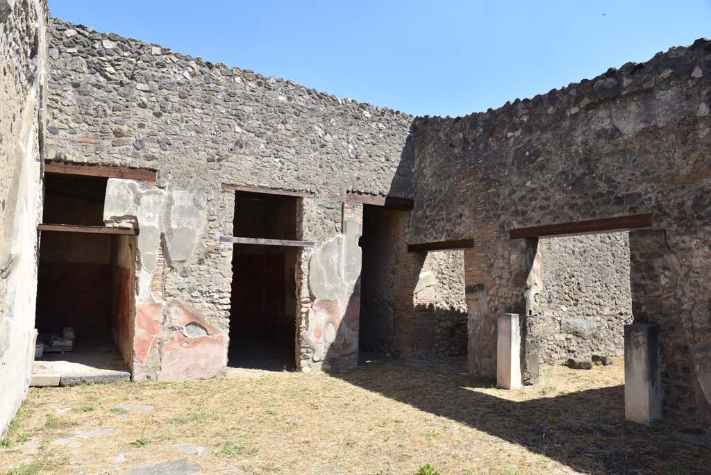 I.4.25 Pompeii. September 2020. Room 21, east wall with doorway to room 23 in centre, and south-east corner.
Foto Tobias Busen, ERC Grant 681269 D�COR.
