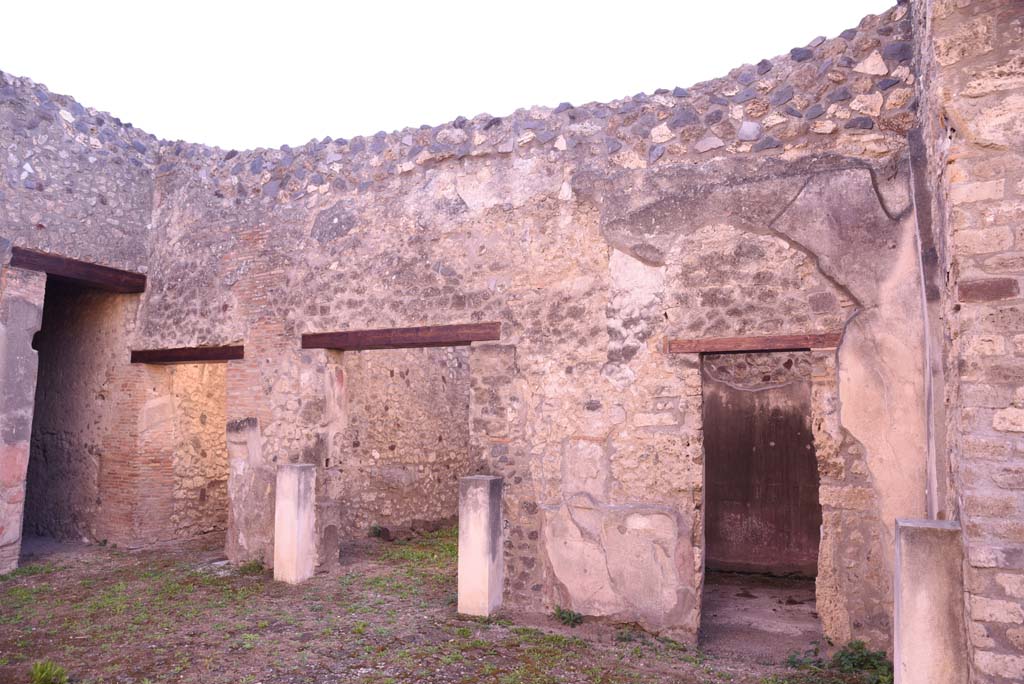 I.4.25 Pompeii. October 2019. Room 21, south-east corner, with doorway on left to room 24.
On the south wall are the doorways to Corridor 25, room 30, and an unnumbered room next to room 30. 
Foto Tobias Busen, ERC Grant 681269 D�COR.
