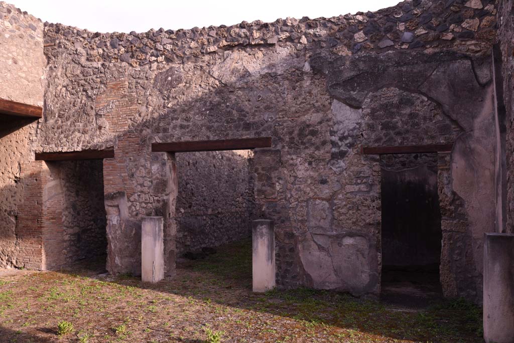 I.4.25 Pompeii. October 2019. 
Room 21, looking towards south wall, with doorway to an unnumbered room next to room 30 (? room 66), cubiculum, on right.
Foto Tobias Busen, ERC Grant 681269 D�COR.

