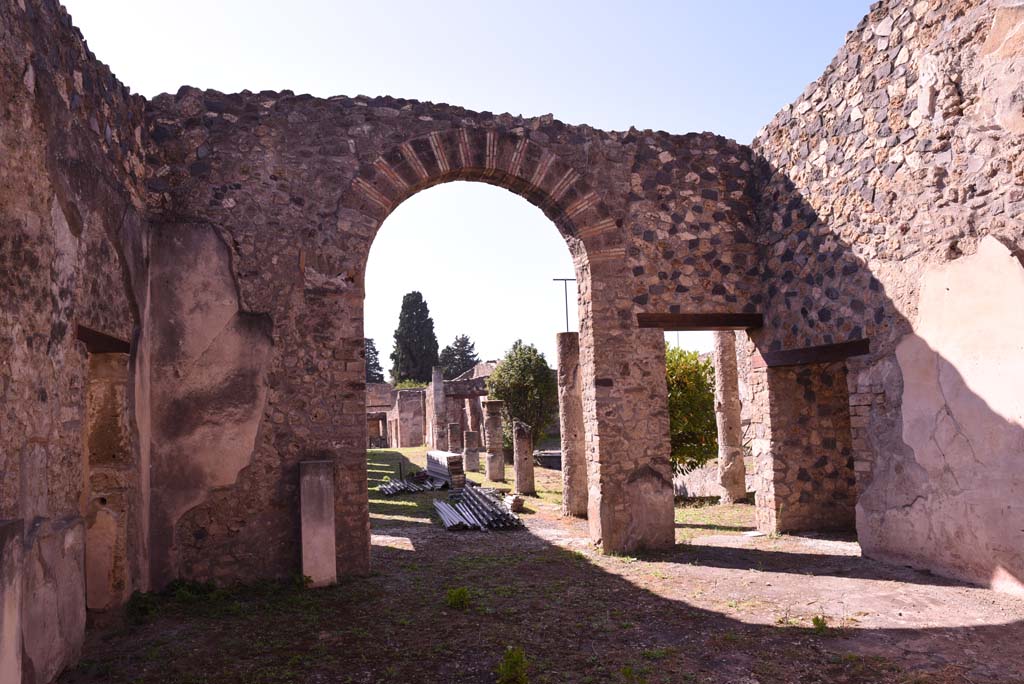 I.4.25 Pompeii. October 2019. Room 21, looking west towards south portico of Middle Peristyle 17.
Foto Tobias Busen, ERC Grant 681269 D�COR.

