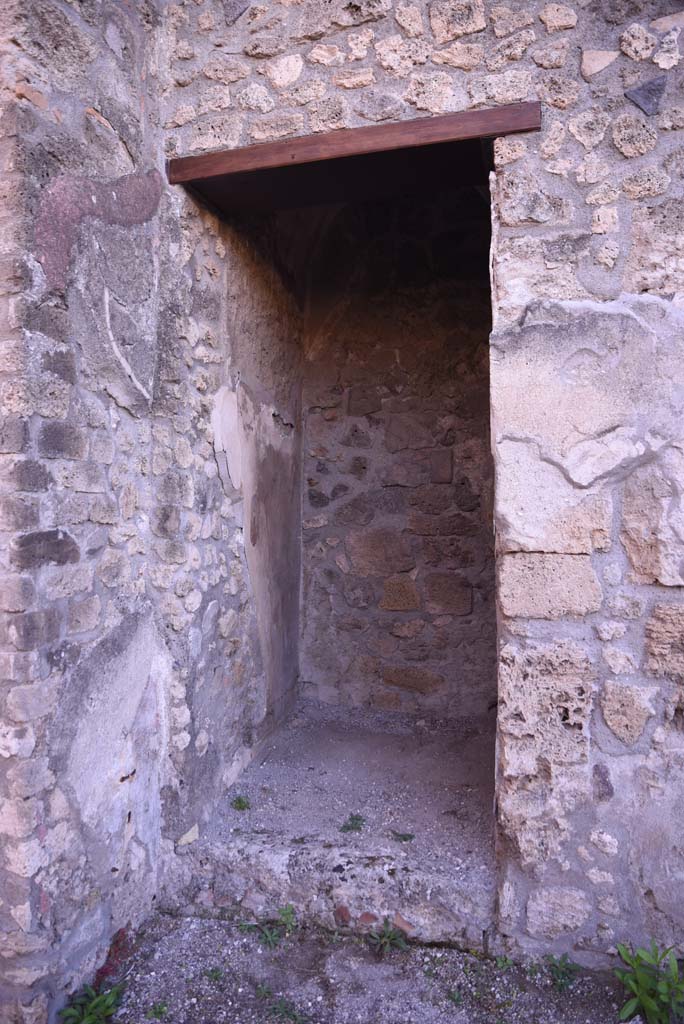 I.4.25 Pompeii. October 2019. Room 31, looking south and towards east wall of repository/lararium.
Foto Tobias Busen, ERC Grant 681269 D�COR.
