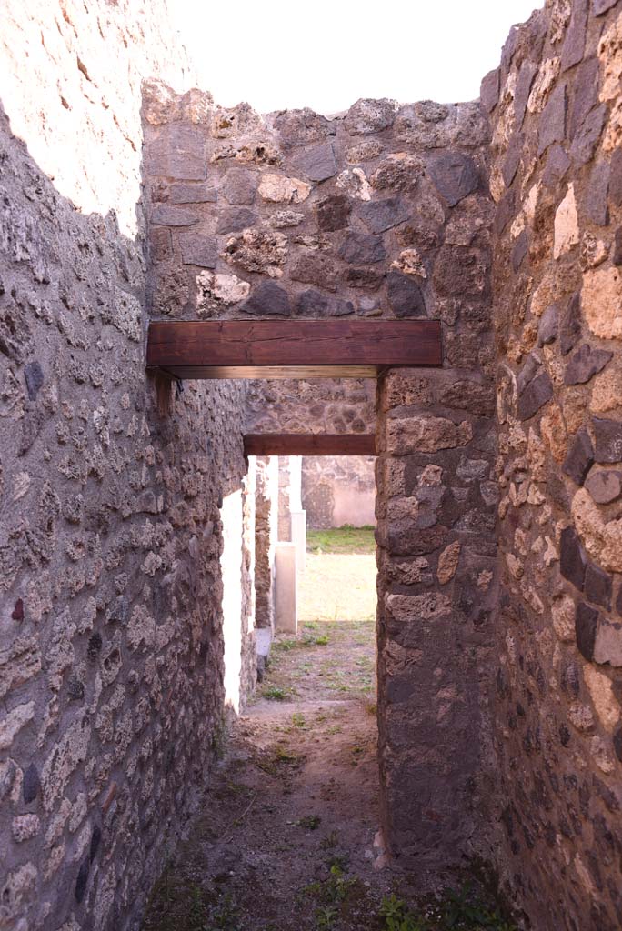 I.4.25/I.4.5 Pompeii. October 2019. 
Looking south in Corridor 13A, or unnumbered corridor, with doorway to Tepidarium 40, on right.
Foto Tobias Busen, ERC Grant 681269 D�COR.

