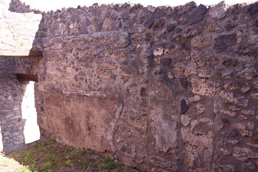 I.4.25/I.4.5 Pompeii. October 2019. 
Looking along south wall from room 39 into room 38, with doorway down steps into Corridor 13A or unnumbered corridor, on left.
Foto Tobias Busen, ERC Grant 681269 D�COR.

