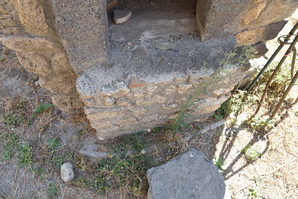 I.4.25/I.4.5 Pompeii. September 2020. Kitchen 42, base of oven.
Foto Tobias Busen, ERC Grant 681269 D�COR.
