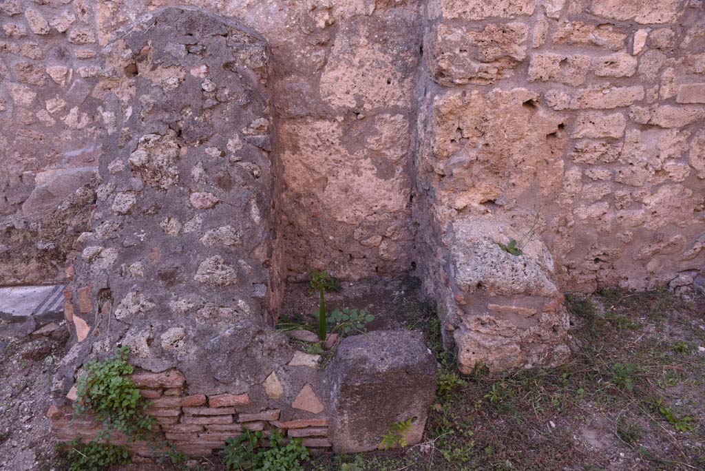 I.4.25/I.4.5 Pompeii. October 2019. Kitchen 42, detail from west wall, small area in south-west corner.
Foto Tobias Busen, ERC Grant 681269 D�COR.
