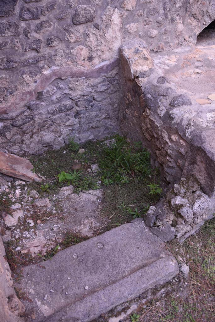 I.4.25/I.4.5 Pompeii. October 2019. Kitchen 42, detail of doorway threshold. 
Foto Tobias Busen, ERC Grant 681269 D�COR.
