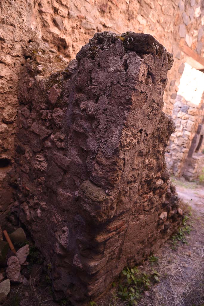 I.4.25/I.4.5 Pompeii. October 2019.  Unnumbered corridor/room, looking west along north side of steps to upper floor. 
Foto Tobias Busen, ERC Grant 681269 D�COR.

