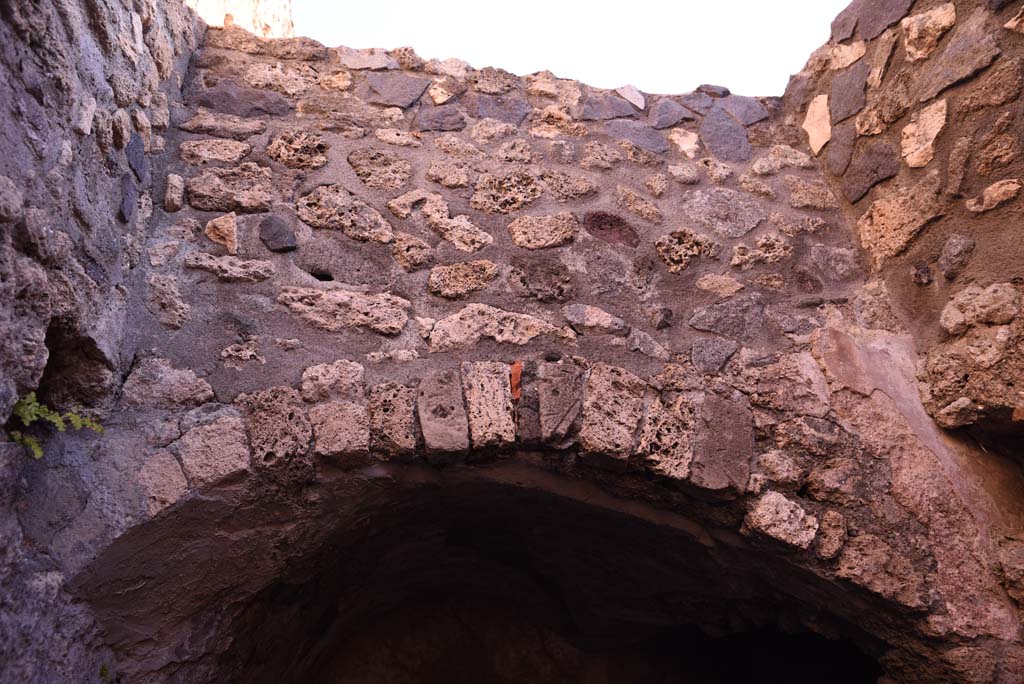 I.4.25/I.4.5 Pompeii. October 2019. Unnumbered corridor/room, east end, detail above vaulted area.
Foto Tobias Busen, ERC Grant 681269 D�COR.
