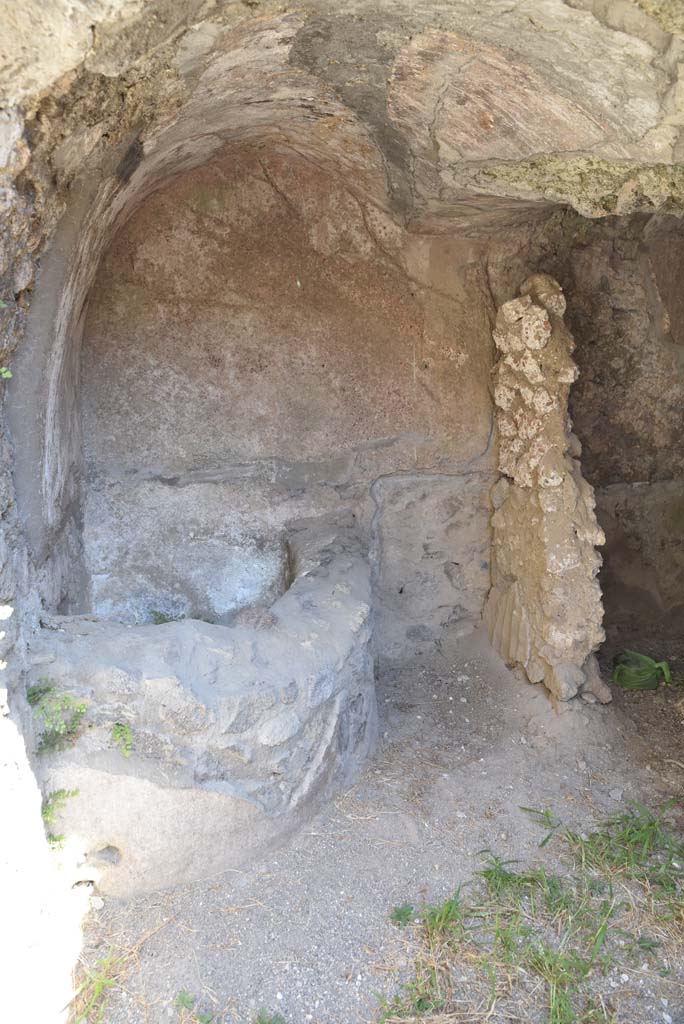 I.4.25/I.4.5 Pompeii. September 2020.
Unnumbered corridor/room, looking east into vaulted area with basin/vat.
Foto Tobias Busen, ERC Grant 681269 D�COR.
