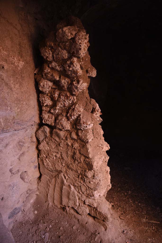 I.4.25/I.4.5 Pompeii. October 2019. 
Unnumbered corridor/room, looking south to detail of separating wall between areas. 
Foto Tobias Busen, ERC Grant 681269 D�COR.

