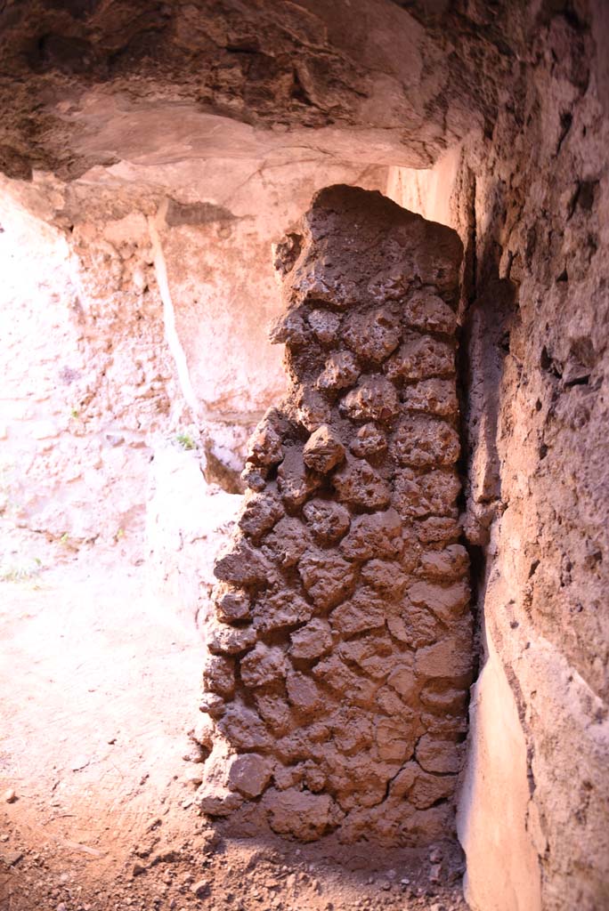 I.4.25/I.4.5 Pompeii. October 2019. 
Unnumbered corridor/room, looking north to detail of separating wall between areas. 
Foto Tobias Busen, ERC Grant 681269 D�COR.
