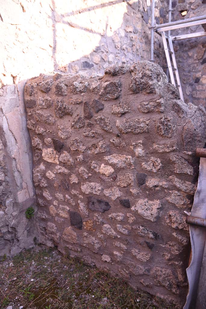 I.4.25/I.4.5 Pompeii. October 2019. 
Atriolo 43, looking east to small wall on north side of impluvium.
Foto Tobias Busen, ERC Grant 681269 D�COR.
