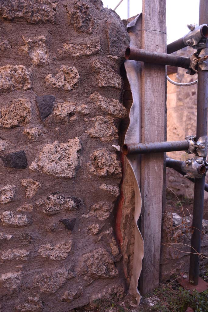 I.4.25/I.4.5 Pompeii. October 2019. 
Atriolo 43, remaining painted stucco at south end of small wall.
Foto Tobias Busen, ERC Grant 681269 D�COR.
