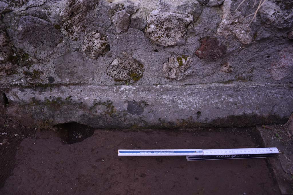 I.4.25/I.4.5 Pompeii. October 2019. Atriolo 43, detail of small west wall around impluvium.
Foto Tobias Busen, ERC Grant 681269 D�COR.
