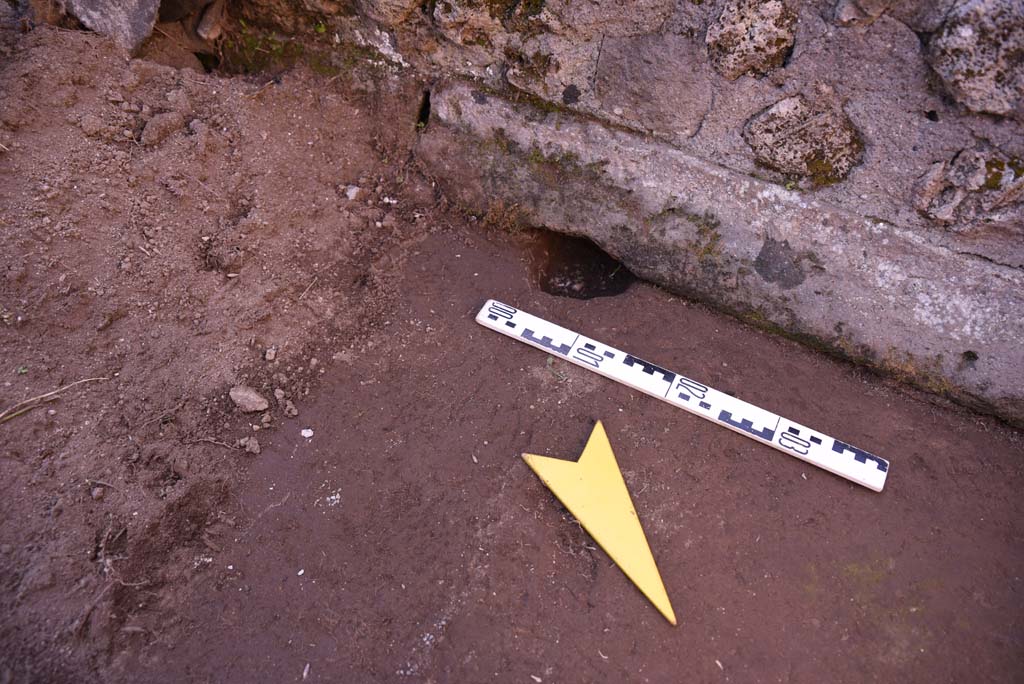 I.4.25/I.4.5 Pompeii. October 2019. Atriolo 43, detail from west side of impluvium.
Foto Tobias Busen, ERC Grant 681269 D�COR.


