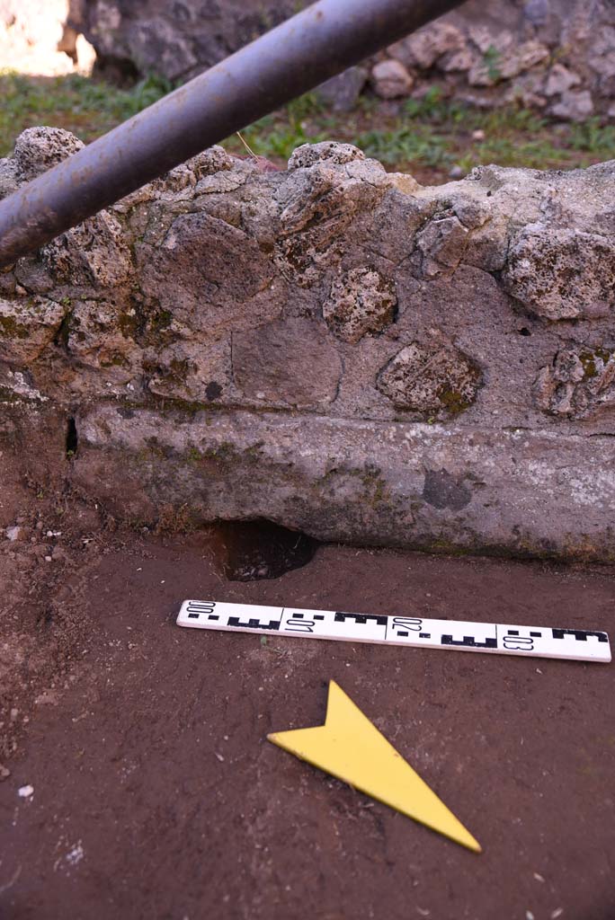 I.4.25/I.4.5 Pompeii. October 2019. Atriolo 43, detail from west side of impluvium.
Foto Tobias Busen, ERC Grant 681269 D�COR.
