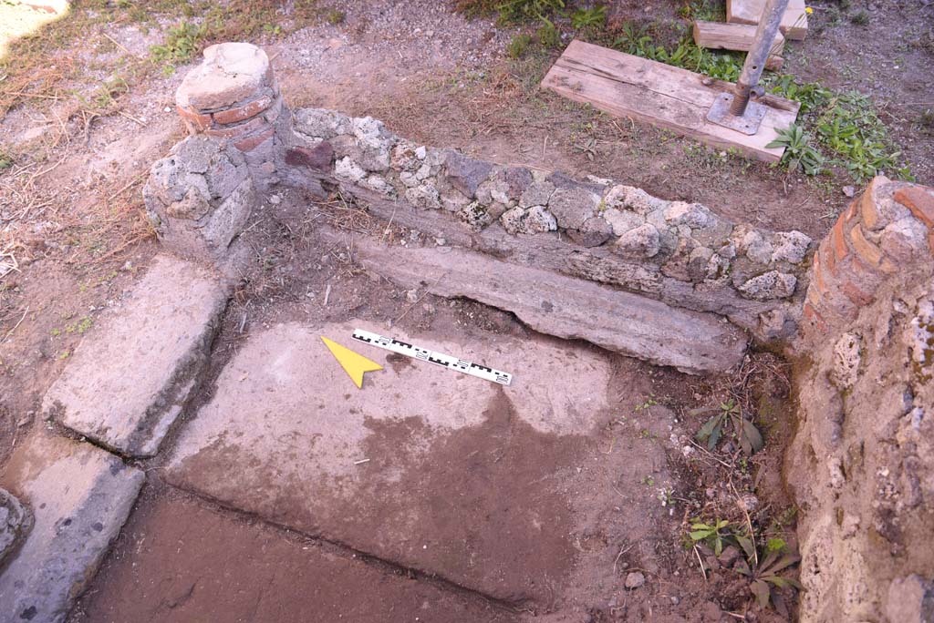 I.4.25/I.4.5 Pompeii. October 2019. Atriolo 43, detail from east side of impluvium
Foto Tobias Busen, ERC Grant 681269 D�COR.

