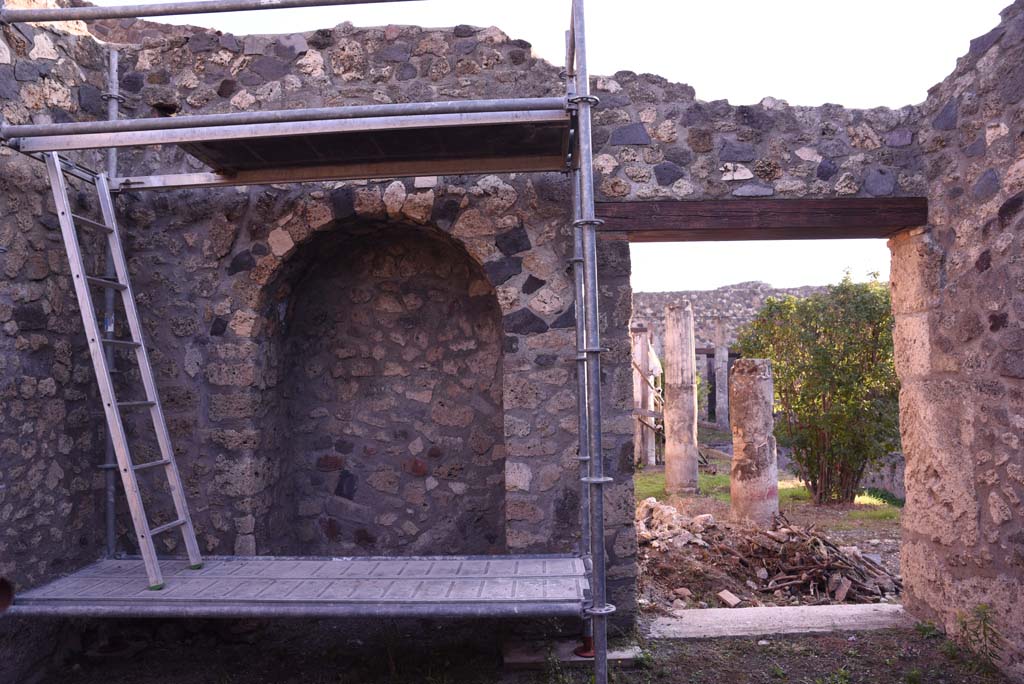 I.4.25/I.4.5 Pompeii. October 2019. Atriolo 43, looking east towards arched recess and doorway to Middle Peristyle 17.
Foto Tobias Busen, ERC Grant 681269 D�COR.
