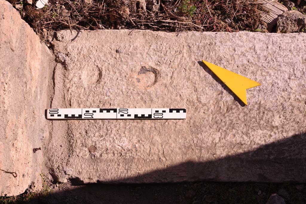 I.4.25/I.4.5 Pompeii. October 2019. Atriolo 43, detail of doorway threshold from north end.  
Foto Tobias Busen, ERC Grant 681269 D�COR.

