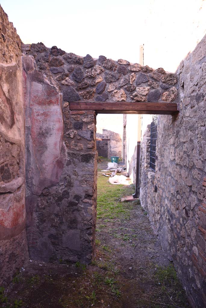 I.4.25 Pompeii. October 2019. 
Room 61, looking west towards north portico of Upper Peristyle 56.
Foto Tobias Busen, ERC Grant 681269 D�COR.
