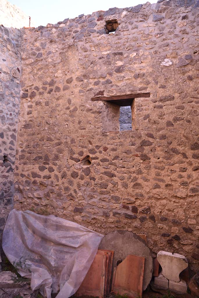 I.4.25 Pompeii. October 2019. Room 62, east wall with small window onto Vicolo del Citarista.
Foto Tobias Busen, ERC Grant 681269 D�COR.
