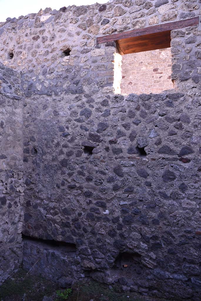 I.4.25 Pompeii. October 2019. Room 64, north-east corner and east wall with window.
Foto Tobias Busen, ERC Grant 681269 D�COR.
