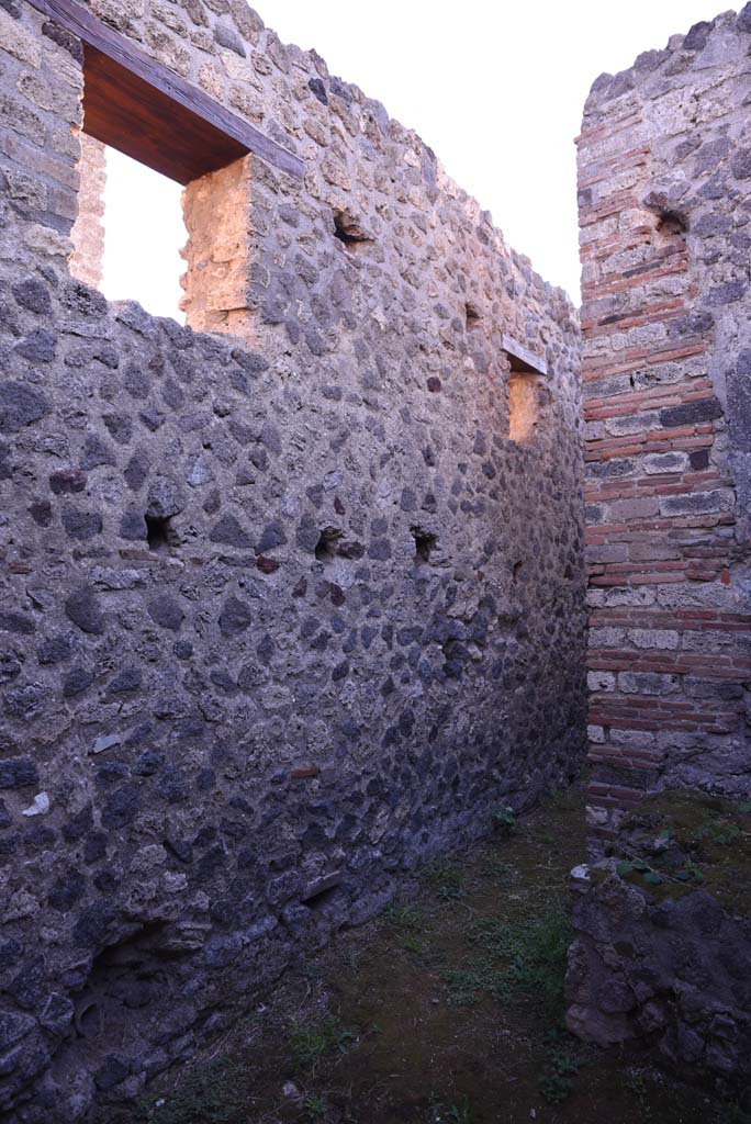 I.4.25 Pompeii. October 2019. Room 64, looking south along east wall of corridor linking two parts of room.
Foto Tobias Busen, ERC Grant 681269 D�COR.

