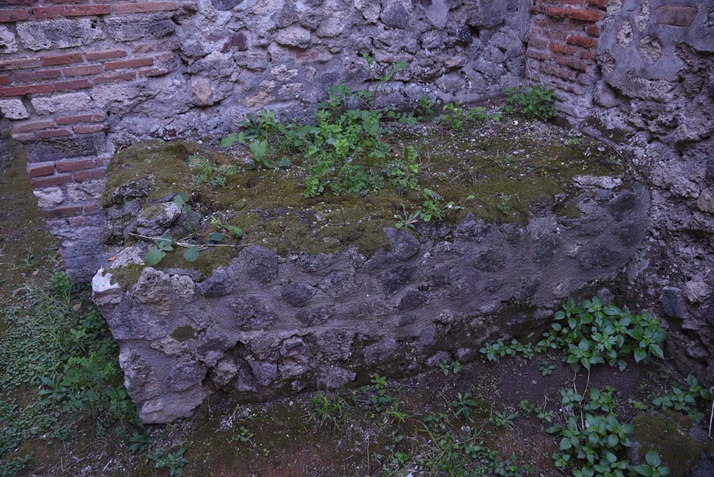 I.4.25 Pompeii. October 2019. Room 64, bench/hearth against south wall.
Foto Tobias Busen, ERC Grant 681269 D�COR.
