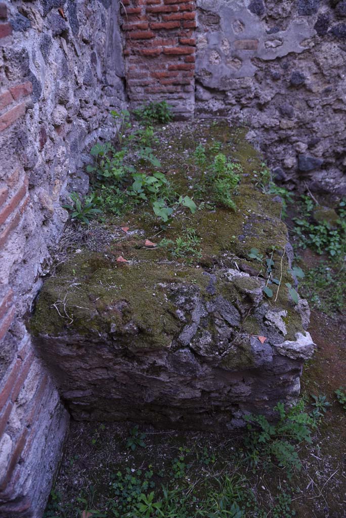 I.4.25 Pompeii. October 2019. Room 64, looking west along bench/hearth against south wall.
Foto Tobias Busen, ERC Grant 681269 D�COR.
