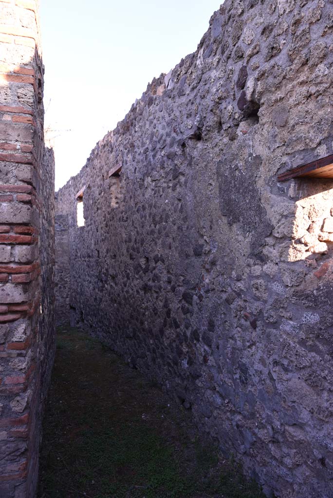 I.4.25 Pompeii. October 2019. 
Room 64, looking north along east wall of corridor linking two parts of room 64, with windows overlooking Vicolo del Citarista.
Foto Tobias Busen, ERC Grant 681269 D�COR.
