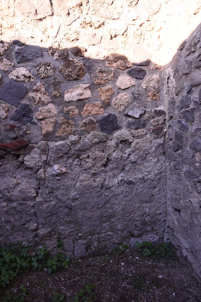 I.4.25 Pompeii. October 2019. Room 64, detail of north end of west wall in Services Area.
Foto Tobias Busen, ERC Grant 681269 D�COR.
