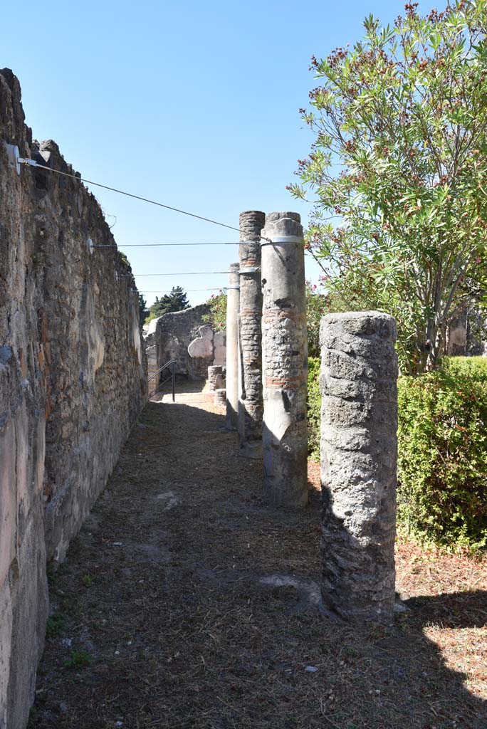 I.4.25 Pompeii. September 2020. Upper Peristyle 56, looking west along south portico.
Foto Tobias Busen, ERC Grant 681269 D�COR
