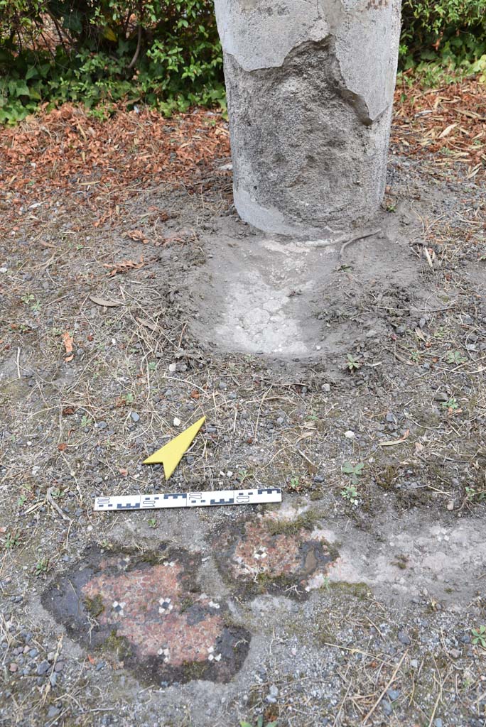 I.4.25 Pompeii. September 2020. Upper Peristyle 56, detail of column and base and flooring.
Foto Tobias Busen, ERC Grant 681269 D�COR
