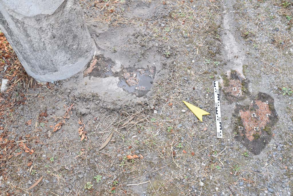 I.4.25 Pompeii. September 2020. Upper Peristyle 56, detail of column and base and flooring.
Foto Tobias Busen, ERC Grant 681269 D�COR
