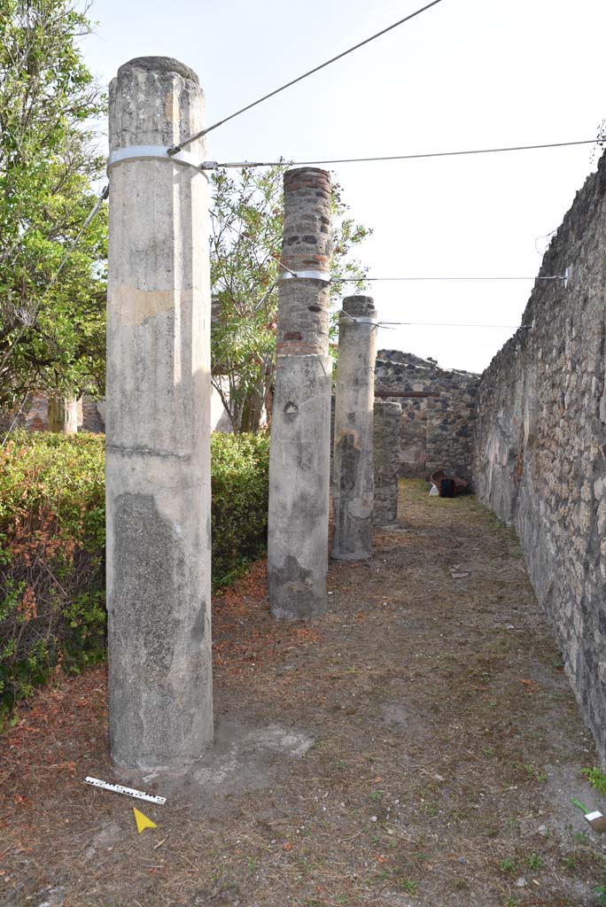 I.4.25 Pompeii. September 2020.
Peristyle 56, looking east along south portico, towards doorway to room 59.
Foto Tobias Busen, ERC Grant 681269 D�COR
