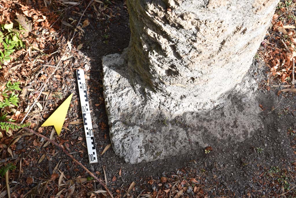 I.4.25 Pompeii. September 2020. Upper Peristyle 56, detail from base of column.
Foto Tobias Busen, ERC Grant 681269 D�COR
