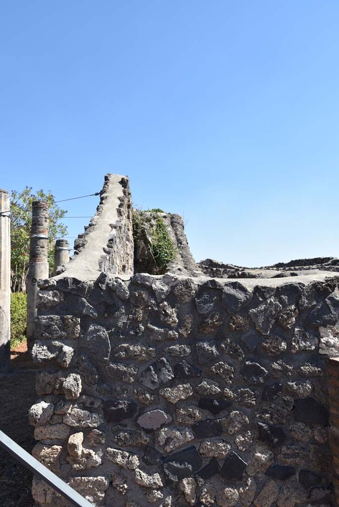I.4.25 Pompeii. September 2020. 
Upper Peristyle 56, detail of wall on east side of steps from south portico. 
Foto Tobias Busen, ERC Grant 681269 D�COR
