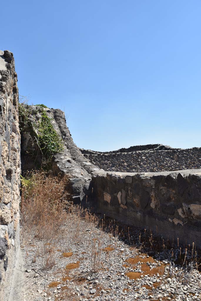 I.4.25 Pompeii. September 2020. 
Upper Peristyle 56/Middle Peristyle 17, detail behind retaining wall on east side of steps.
Foto Tobias Busen, ERC Grant 681269 D�COR

