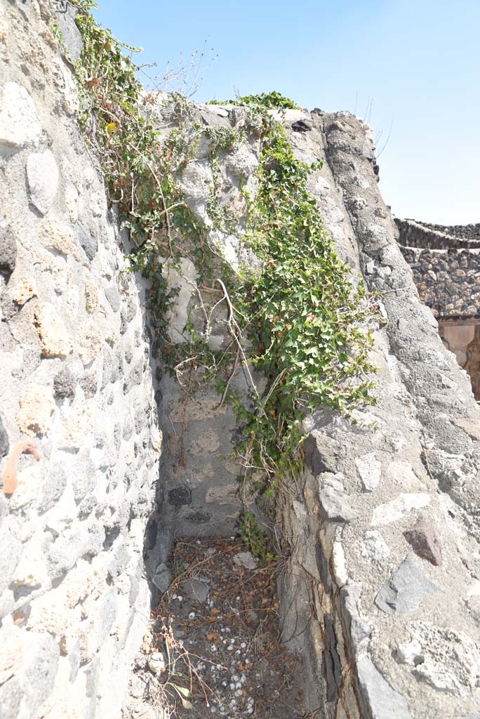 I.4.25 Pompeii. October 2019. Upper Peristyle 56/Middle Peristyle 17, detail of retaining wall between them.
Foto Tobias Busen, ERC Grant 681269 D�COR.

