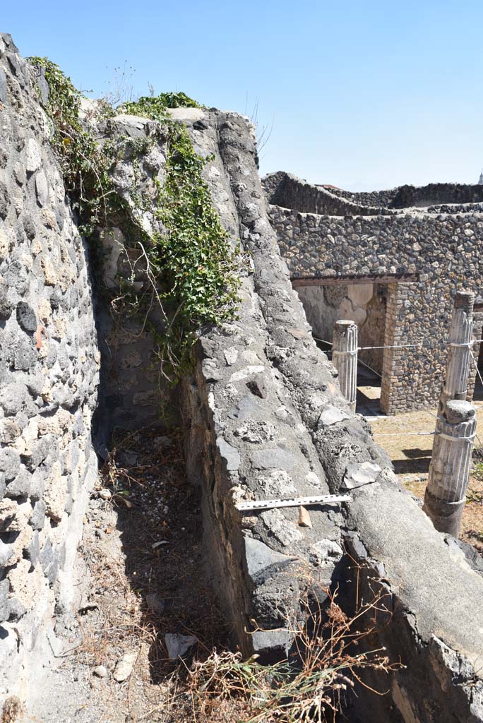 I.4.25 Pompeii. September 2020. 
Upper Peristyle 56/Middle Peristyle 17, detail of retaining wall between them.
Foto Tobias Busen, ERC Grant 681269 D�COR.

