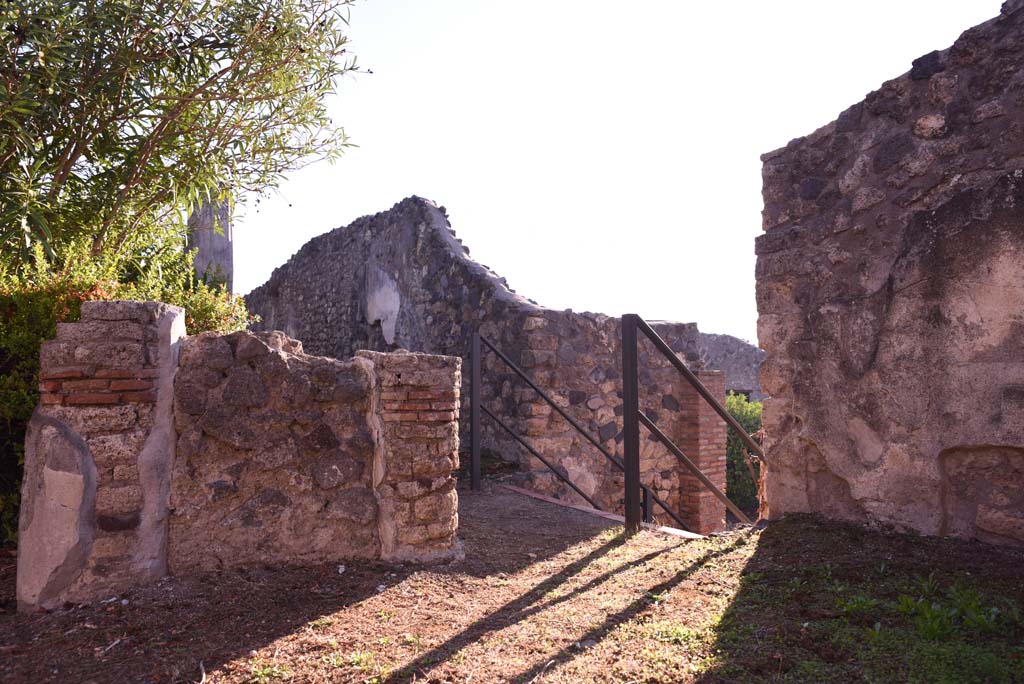 I.4.25 Pompeii. October 2019. Upper peristyle 56, looking east along south portico, from west end in south-west corner.
Foto Tobias Busen, ERC Grant 681269 D�COR


