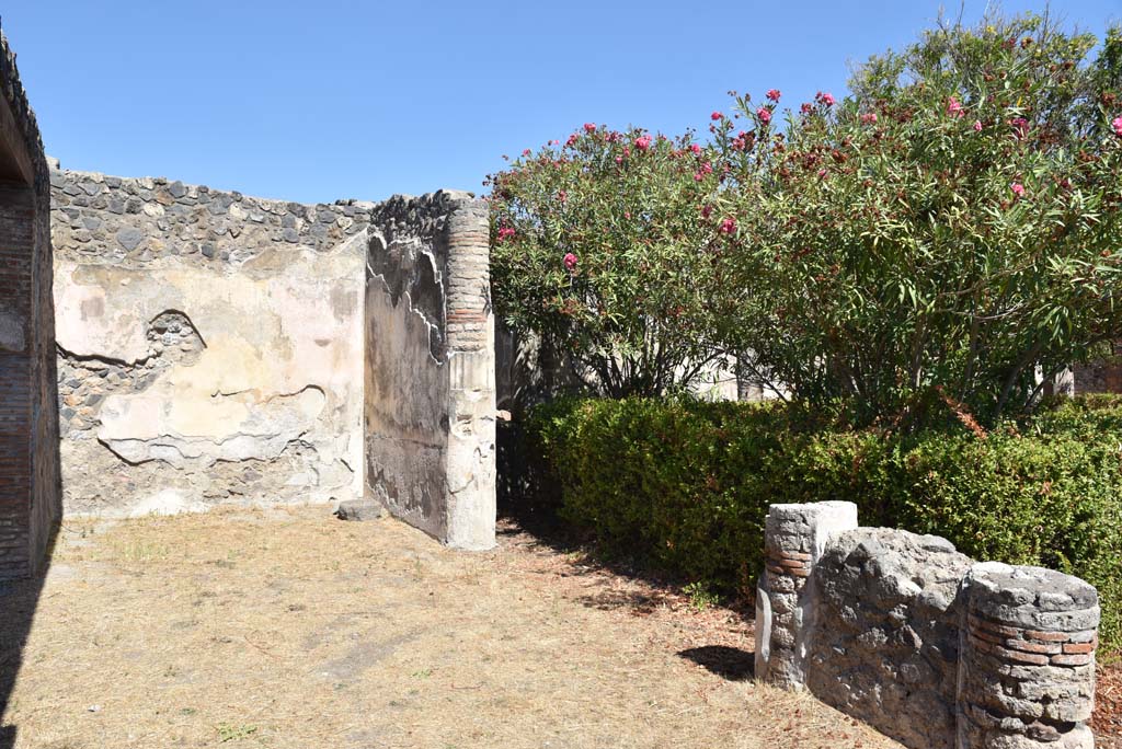 I.4.25 Pompeii. September 2020. 
Upper Peristyle 56, looking north along west side to area of vestibule in north-west corner, near doorway to room 57, on left.
Foto Tobias Busen, ERC Grant 681269 D�COR
