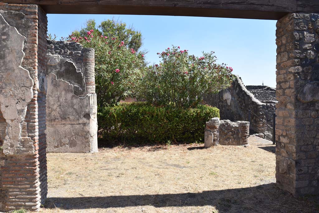 I.4.25 Pompeii. September 2020. Upper Peristyle 56, looking east onto vestibule at west end, from doorway of room 57.
Foto Tobias Busen, ERC Grant 681269 D�COR
