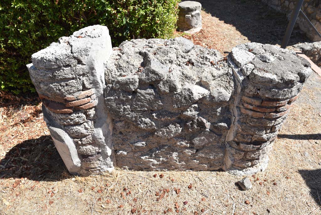 I.4.25 Pompeii. September 2020. Upper Peristyle 56, detail of wall (pluteus?) between columns, looking east.
Foto Tobias Busen, ERC Grant 681269 D�COR
