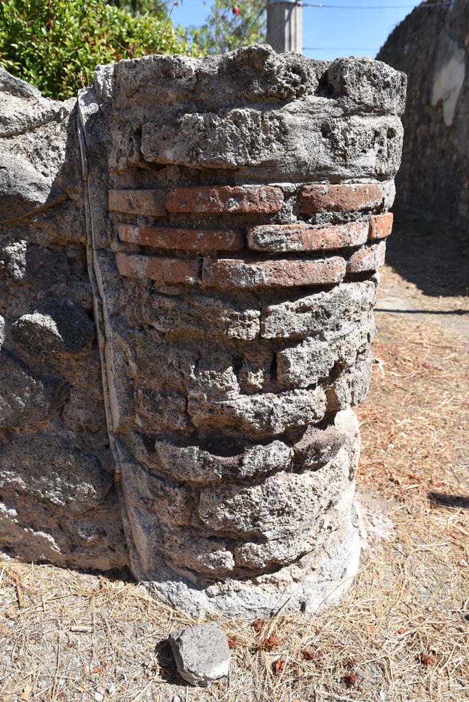 I.4.25 Pompeii. September 2020. Upper Peristyle 56, detail of column at south end, looking east.
Foto Tobias Busen, ERC Grant 681269 D�COR
